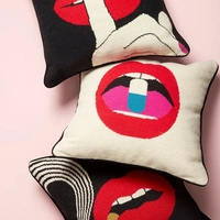 Poduszka dekoracyjna Jonathan Adler Lips Full z haftem 45x45 cm