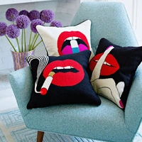 Poduszka dekoracyjna Jonathan Adler Lips Full z haftem 45x45 cm